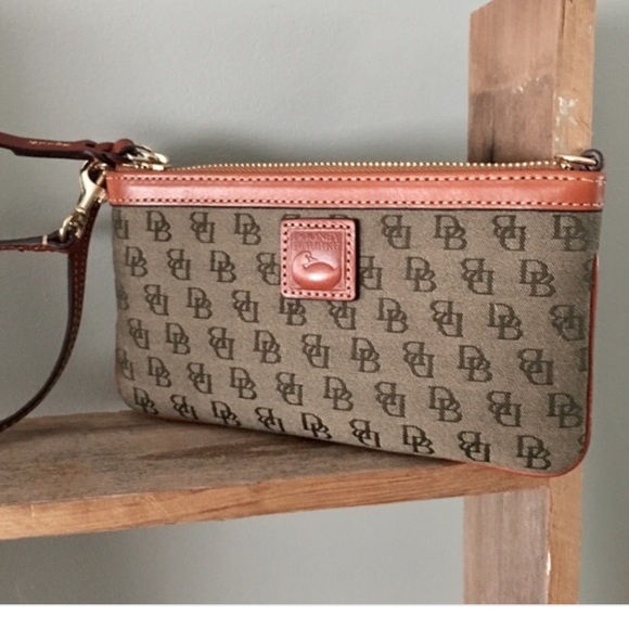 Dooney & Bourke Handbags - Dooney and Bourke 🦆Ivy wristlet leather signature